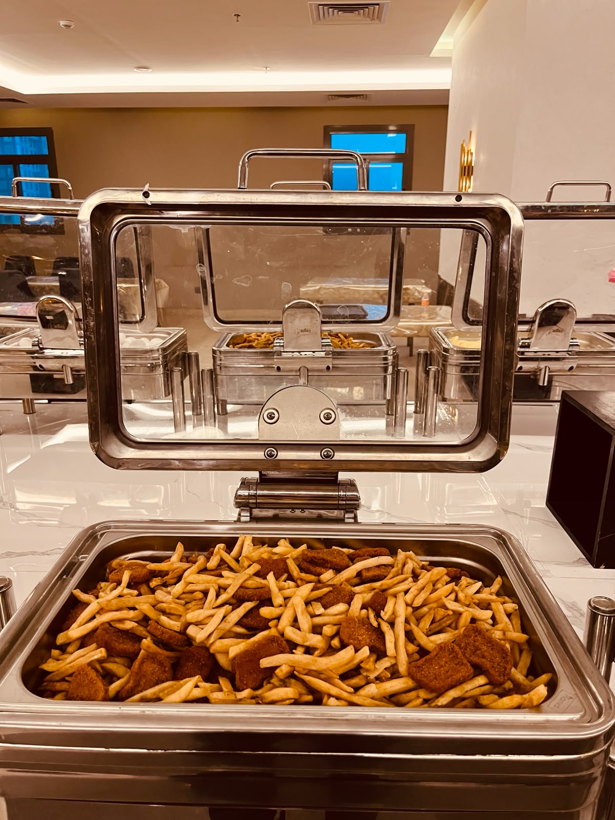 Kahvaltı patates kızartması ve nugget